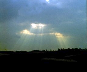 Lichtstrahlen durch Wolken